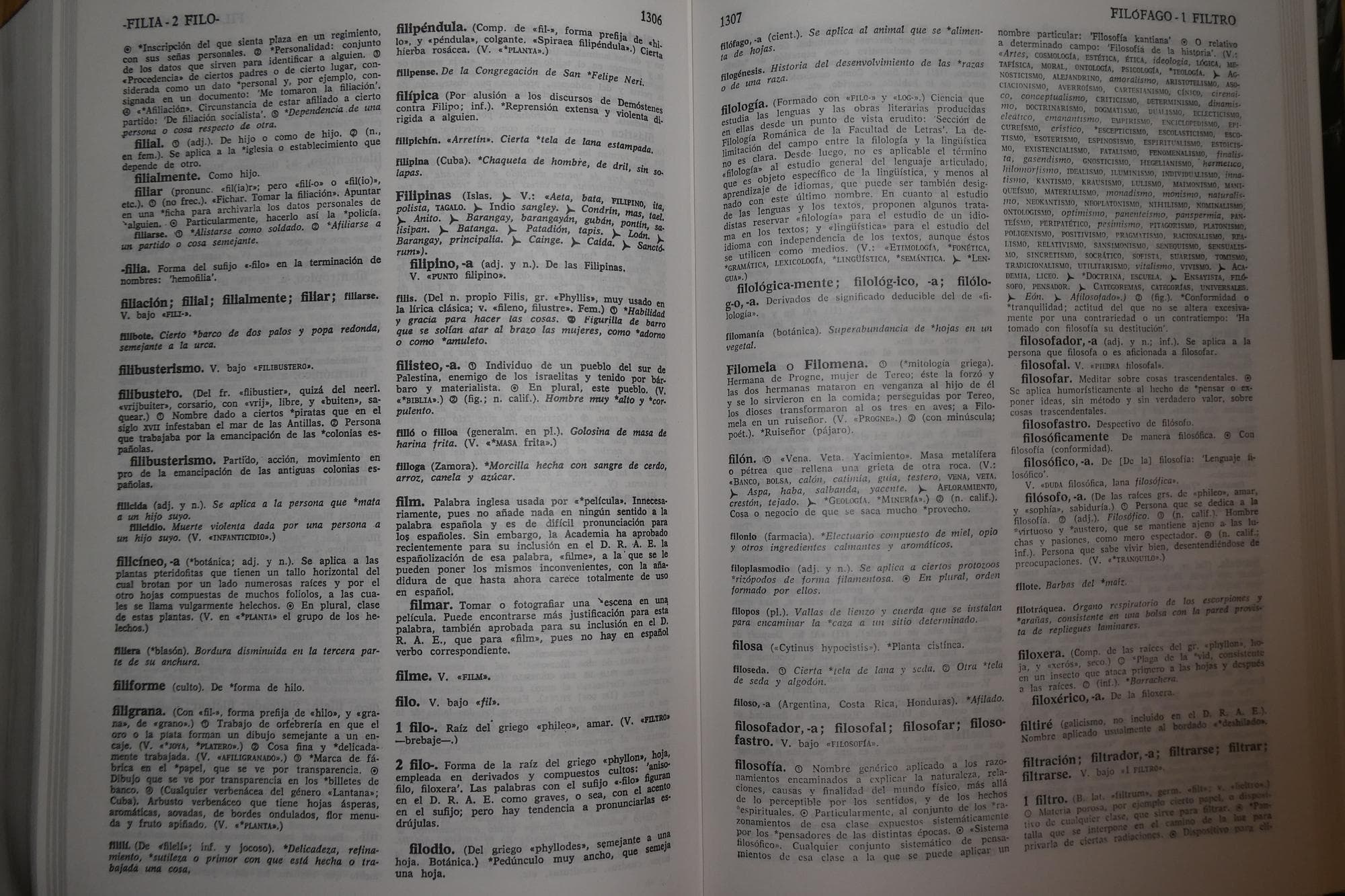 A Spanish usage dictionary lying open