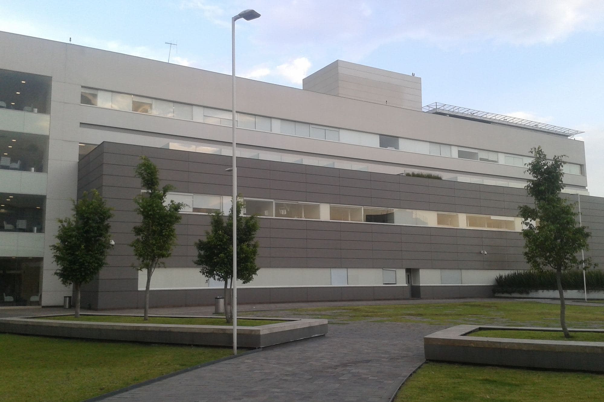 The façade of a modern hospital in Mexico City