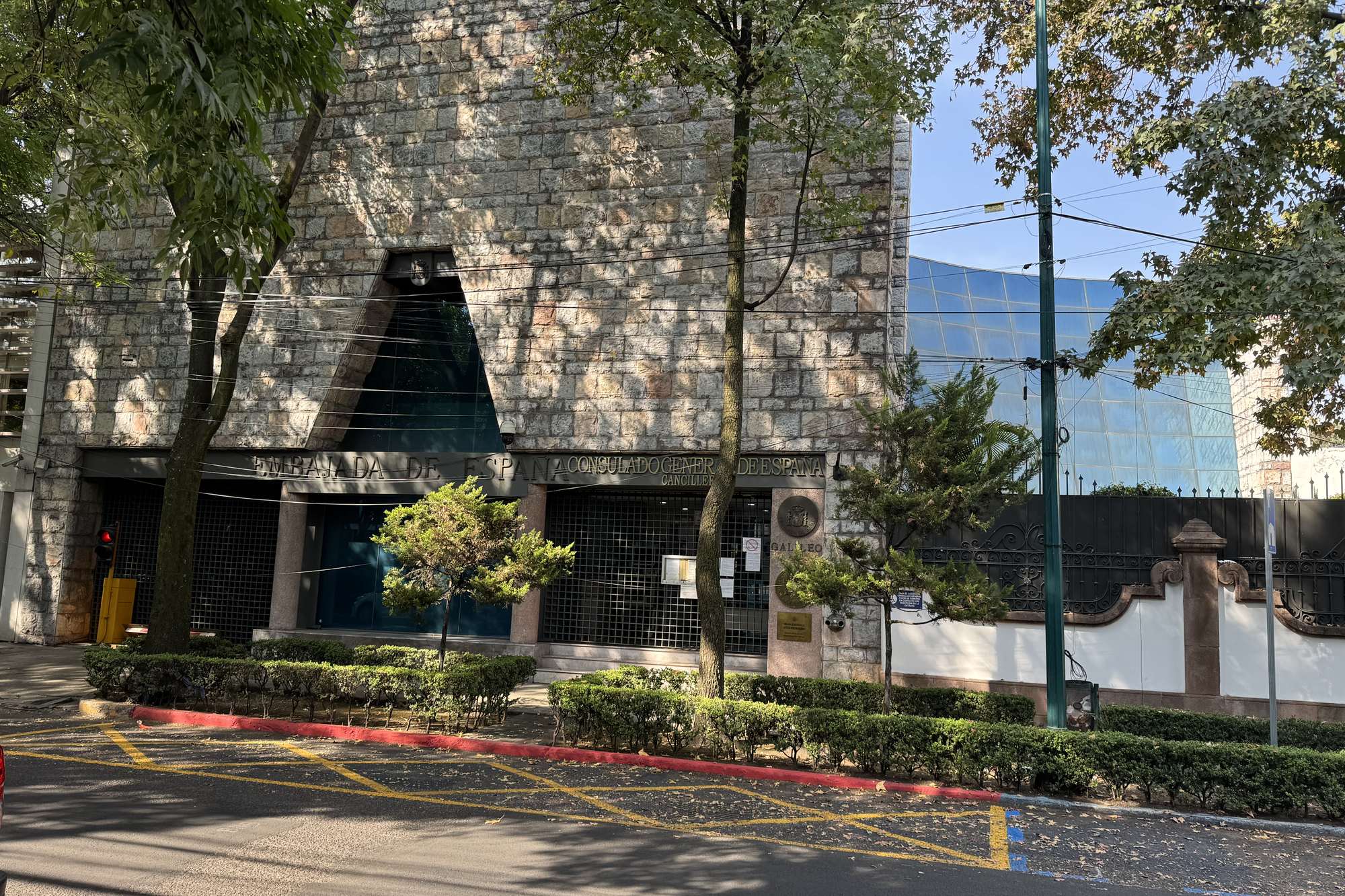 The entrance to the Consulate General of Spain in Mexico City
