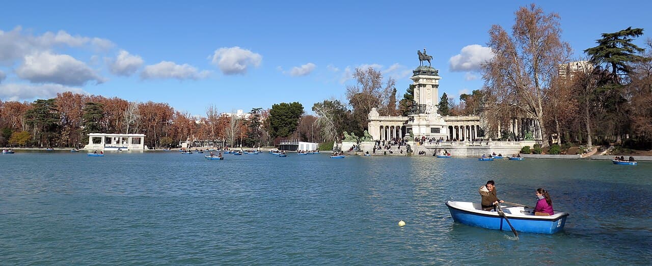 Estanque y monumento a Alfonso XII en el Parque del Retiro de Madrid
