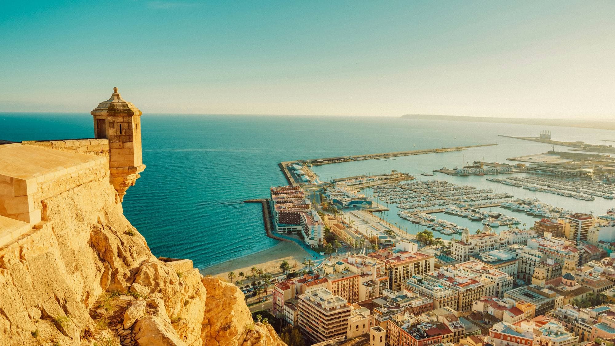 Vista del puerto y la ciudad de Alicante desde una garita del castillo de Santa Bárbara