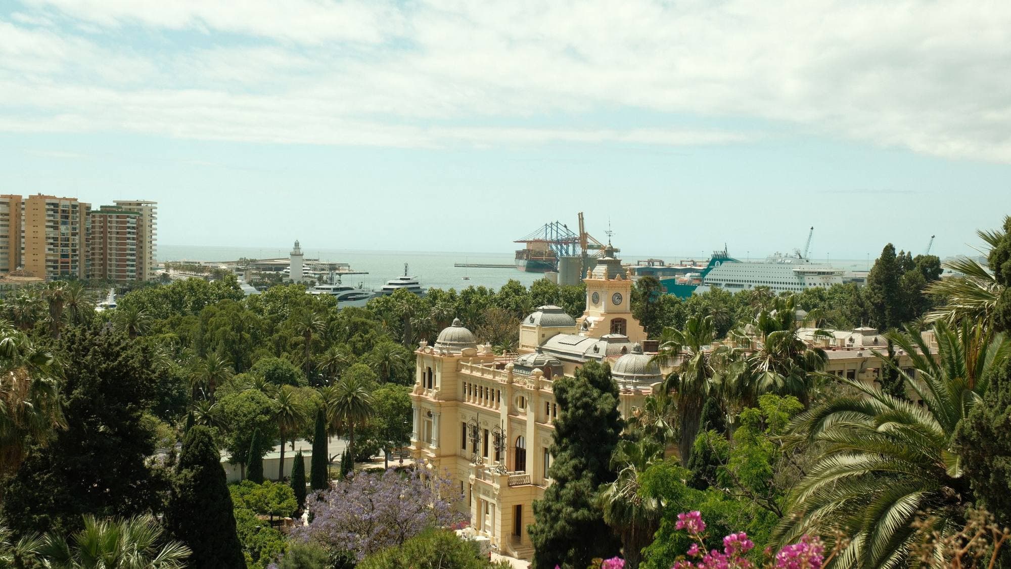 Alcazaba в Малаге на фоне города