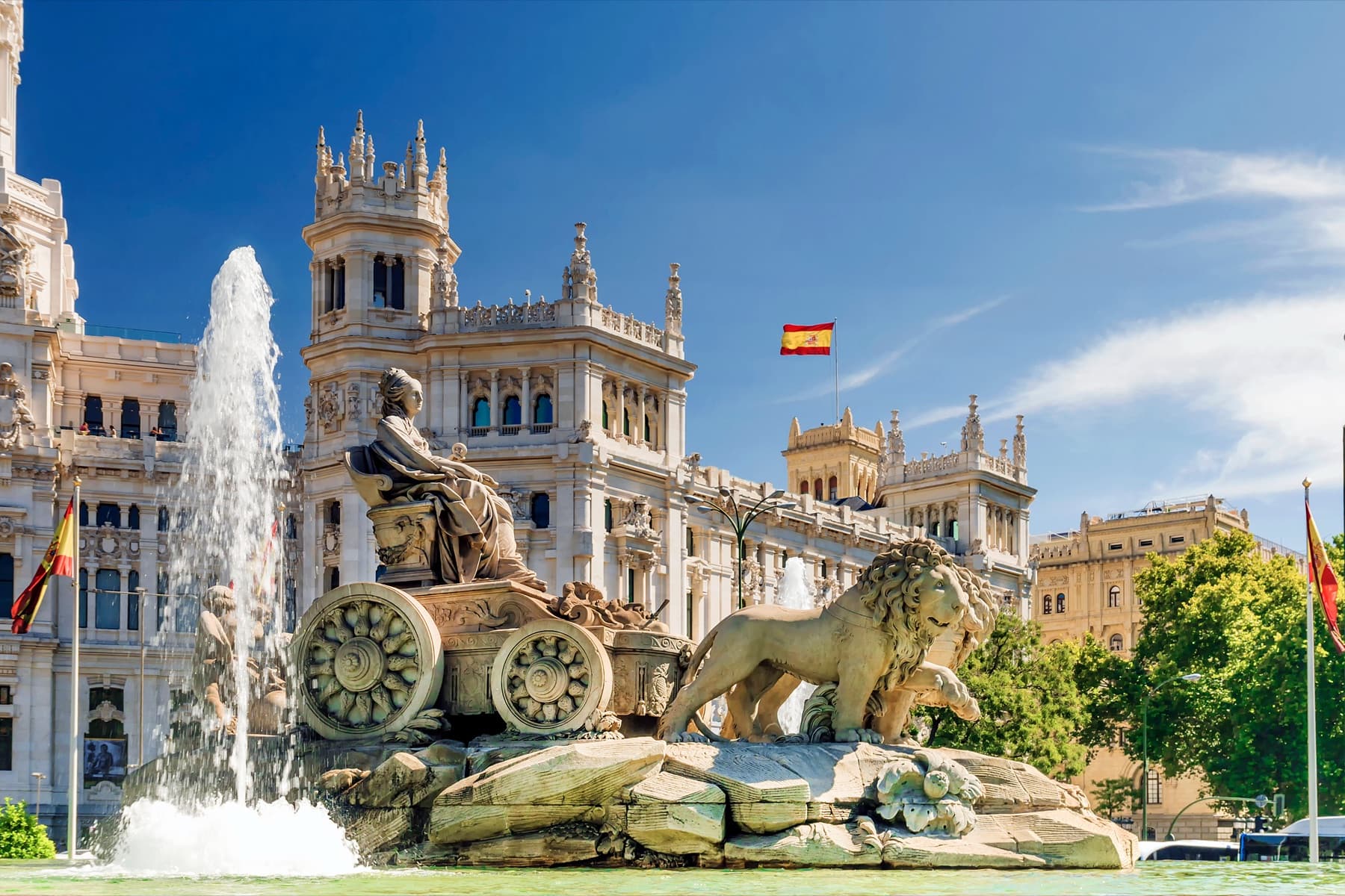 Fuente de Cibeles y Ayuntamiento de Madrid bajo el cielo azul
